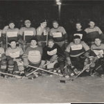 Johnny Bouffard joute de hockey pour l'Hôtel Commercial