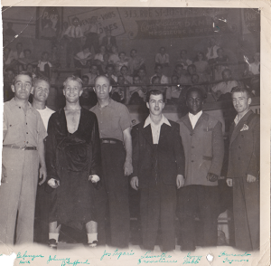 Photo de groupe avec Johnny Bouffard, Joe Bélanger père, Jos Légaré, Aurélien Lamothe promoteur, Danny Webb et Fernando Gagnon