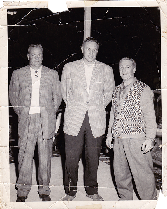 Johnny Bouffard à droite, Jean Béliveau et ?