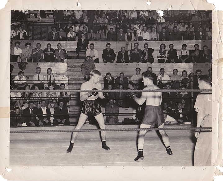 Combat Johnny Bouffard contre Paul St Laurent avec Joe Villeneuve comme arbitre