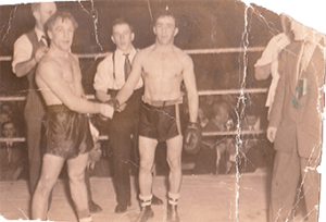 Johnny Bouffard qui serre la main de l'adversaire