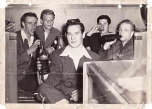 Johnny Bouffard se désaltérant en compagnie d'ami