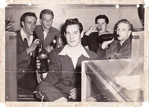 Johnny Bouffard en compagnie d'ami