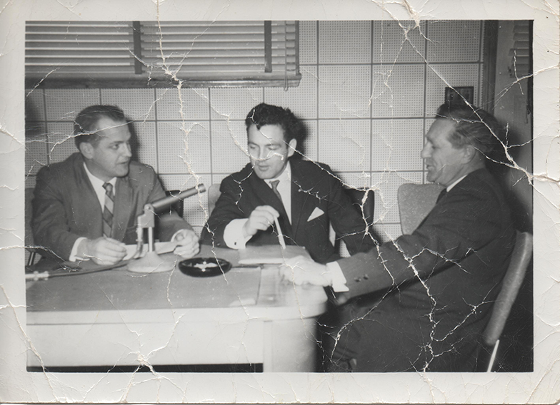 Johnny Bouffard participant à une entrevue radiophonique d'une station de Thetford Mines 