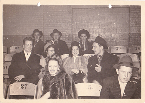 En première loge Fernande Dorion fiancée de Johnny