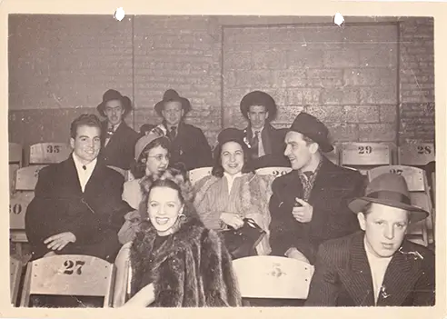 En première loge Fernande Dorion fiancée de Johnny