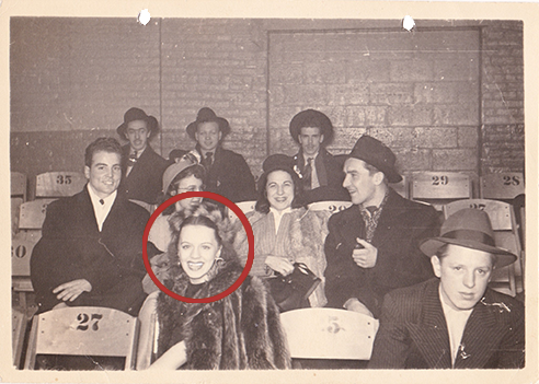 En première loge Fernande Dorion fiancée de Johnny