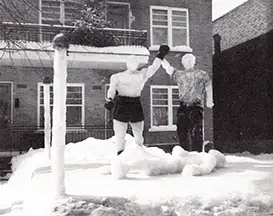 Structure de neige pour le Carnaval de Québec devant la maison familiale des bouffard boulevard Benoît XV