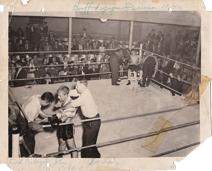 Combat Johnny Bouffard contre Paul Frappier en 1946
Au coin gauche Franck Bélanger avec Jos Légaré comme arbitre