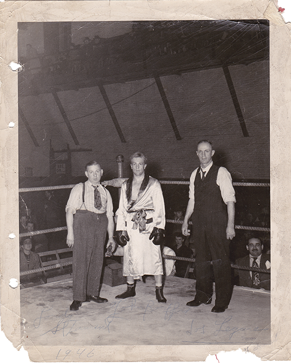 Johnny Bouffard avec Paul St Laurent et Jos Légaré comme arbitre